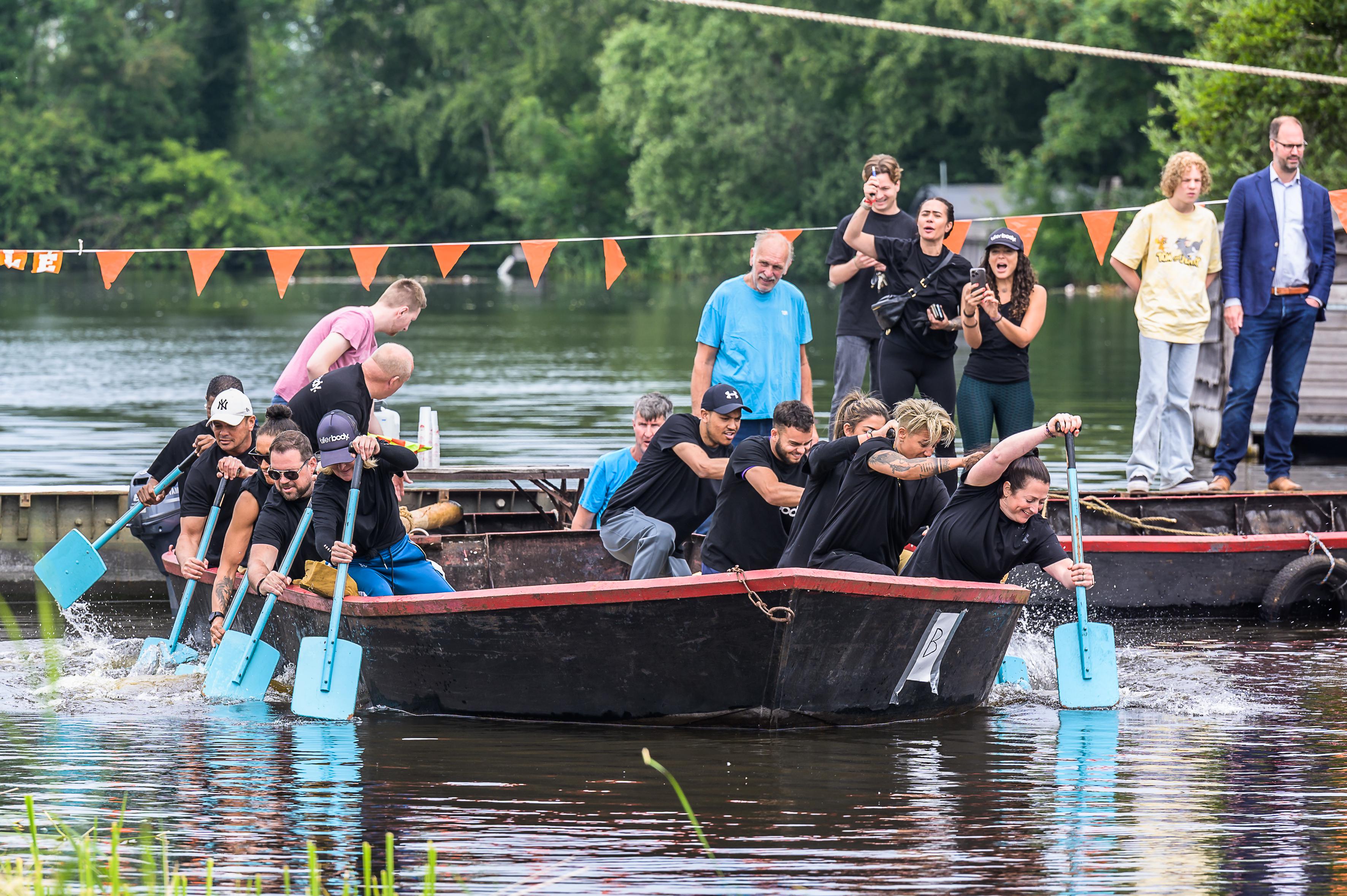 Koebootrace in Den Ilp is groot succes, BN’er Fajah Lourens roeit fanatiek mee: ’We hadden misschien